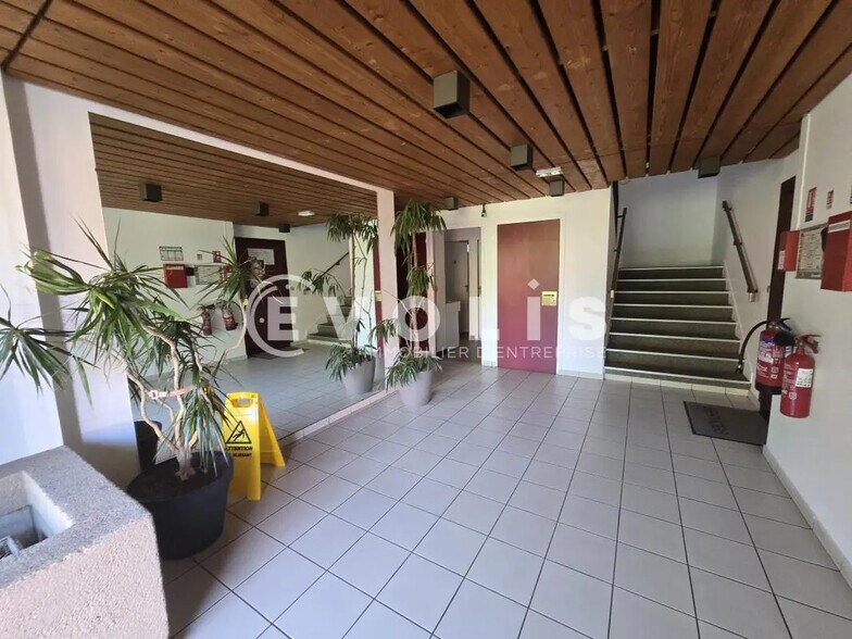 Bureau dans Igny à louer - Hall d’entrée – Image 2 sur 9