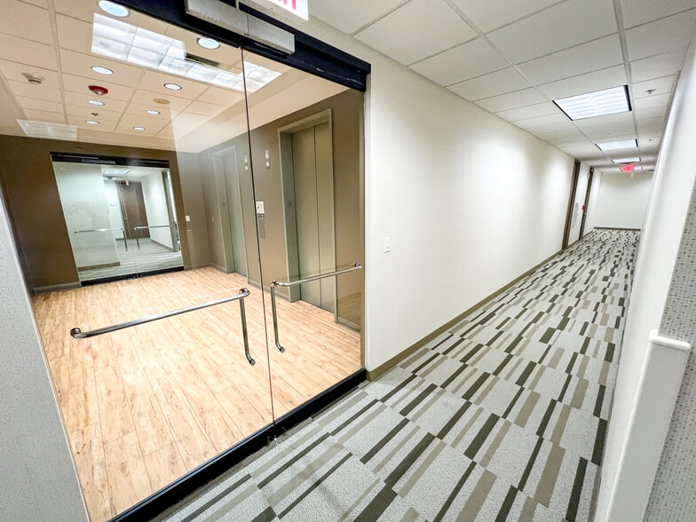 500 W Illinois Ave, Midland, TX à louer - Photo intérieure – Image 2 sur 73