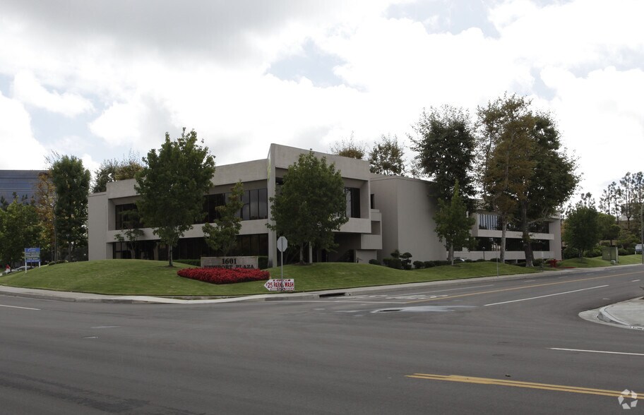 1601 Dove St, Newport Beach, CA à louer - Photo de l’immeuble – Image 1 sur 9