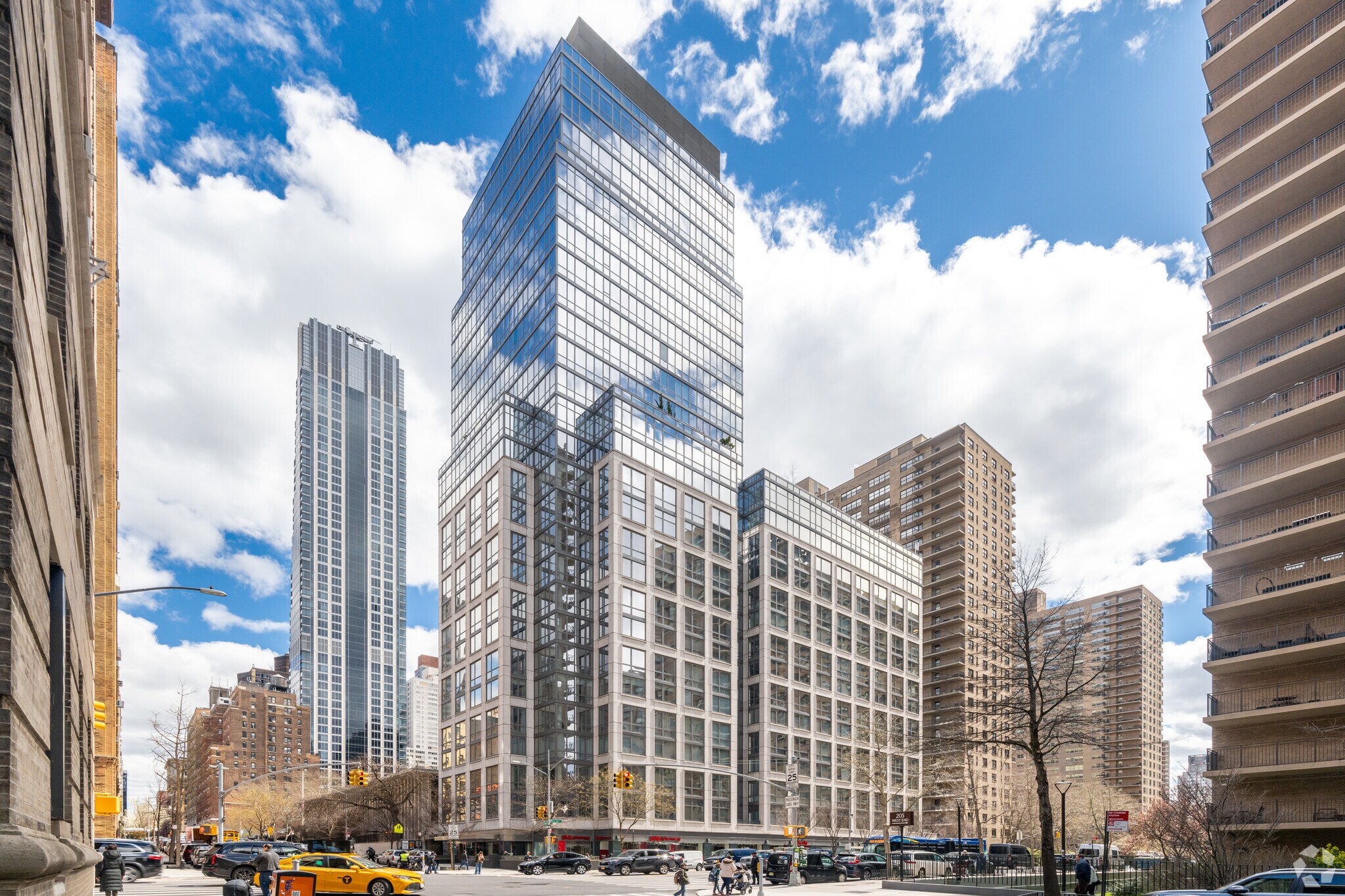 200 W End Ave, New York, NY à louer Photo principale– Image 1 sur 8