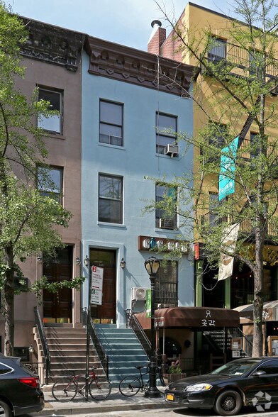 364 W 46th St, New York, NY à vendre - Photo de l’immeuble – Image 2 sur 4
