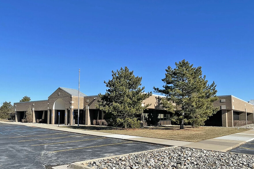 999 Republic Dr, Allen Park, MI à vendre - Photo de l’immeuble – Image 2 sur 6