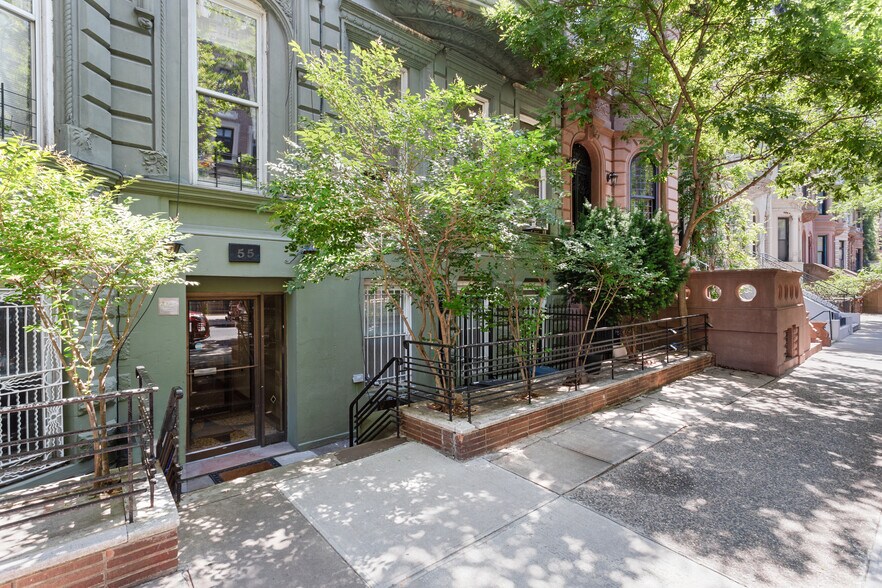 55 W 74th St, New York, NY à louer - Photo de l’immeuble – Image 1 sur 7