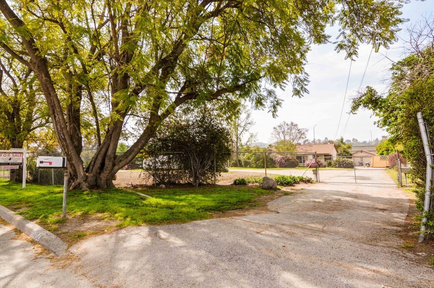 10404 Foothill Blvd, Sylmar, CA à vendre - Photo principale – Image 1 sur 48