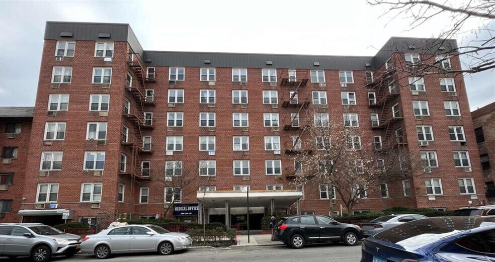 144-24 37th Ave, Flushing, NY à vendre - Photo de l’immeuble – Image 1 sur 7