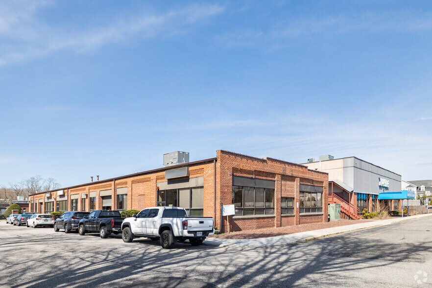 200 Wilson St, Port Jefferson Station, NY à louer - Photo de l’immeuble – Image 1 sur 13