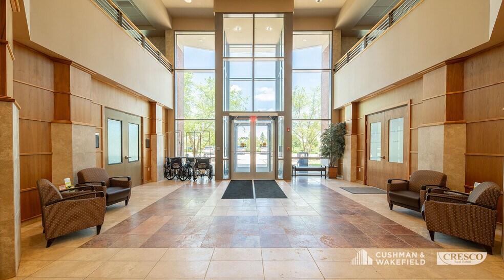 5655 Hudson Dr, Hudson, OH à louer - Photo de l’immeuble – Image 3 sur 13