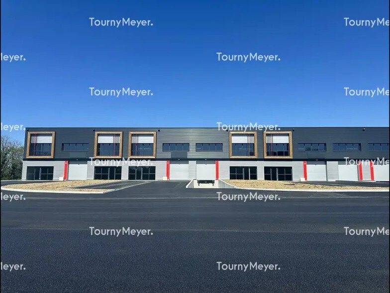 Local d’activités dans Saint-Étienne-de-Montluc à louer - Photo de l’immeuble – Image 2 sur 5