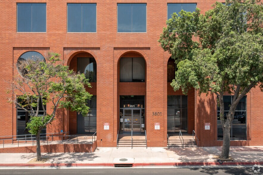3801 University Ave, Riverside, CA à louer - Photo de l’immeuble – Image 2 sur 7
