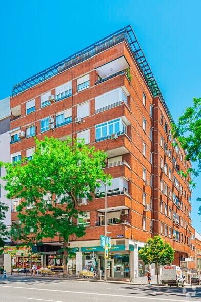 Local commercial dans Madrid, Madrid à louer - Photo de l’immeuble – Image 1 sur 2