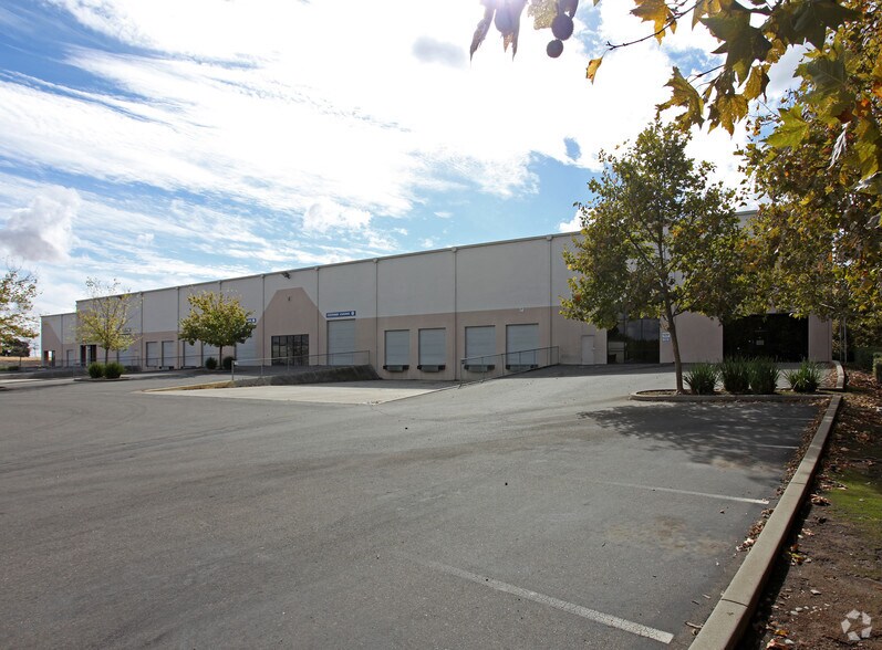 2561 Mercantile Dr, Rancho Cordova, CA à louer - Photo de l’immeuble – Image 2 sur 10