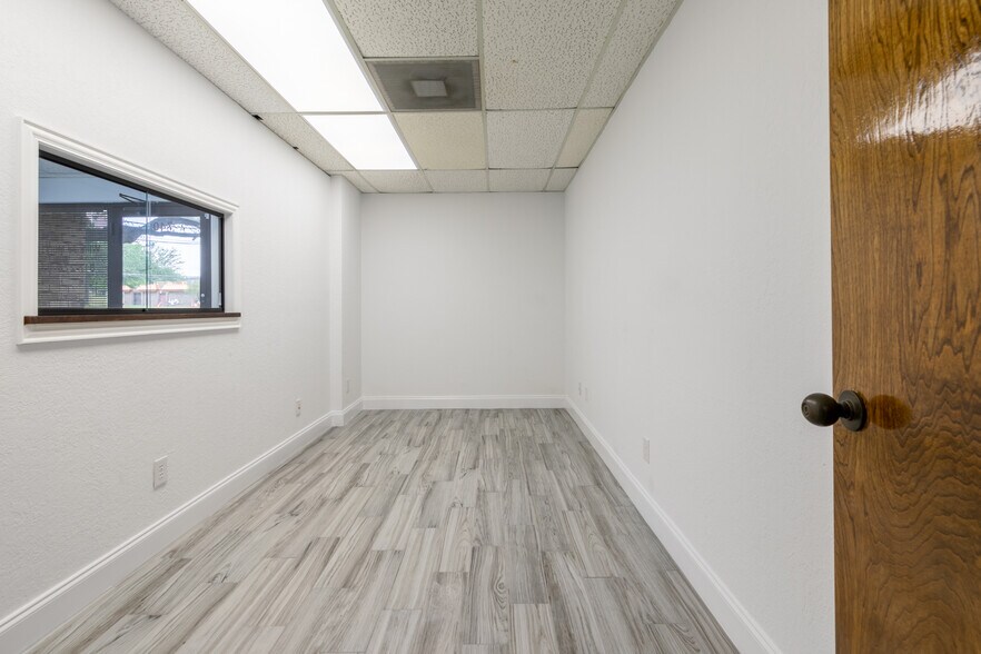 736 N Fielder Rd, Arlington, TX à vendre - Photo de l’immeuble – Image 2 sur 19