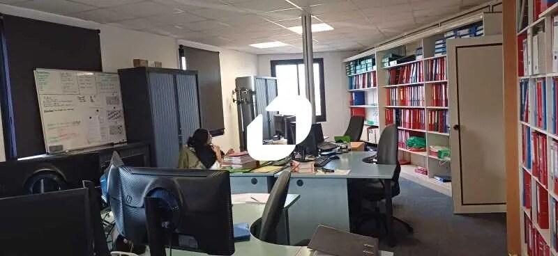 Bureau dans Aubergenville à louer - Photo de l’immeuble – Image 3 sur 6