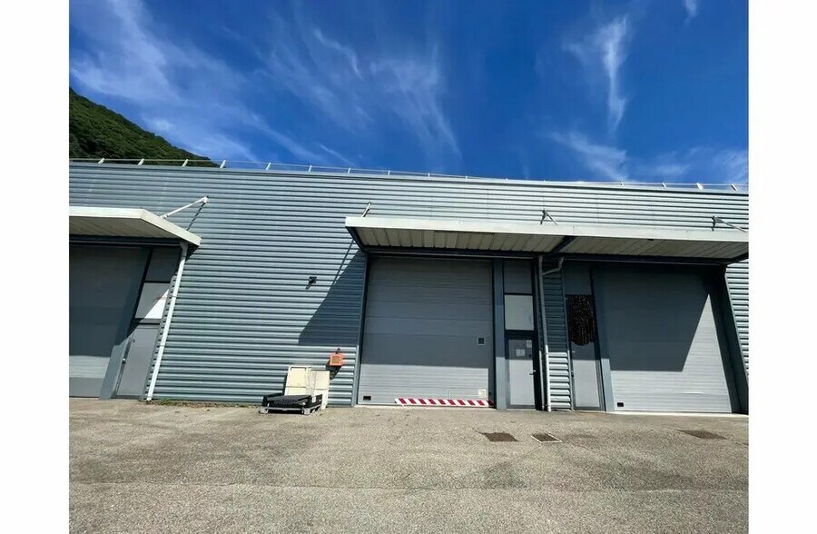 Local d’activités dans Échirolles à louer - Photo de l’immeuble – Image 2 sur 4