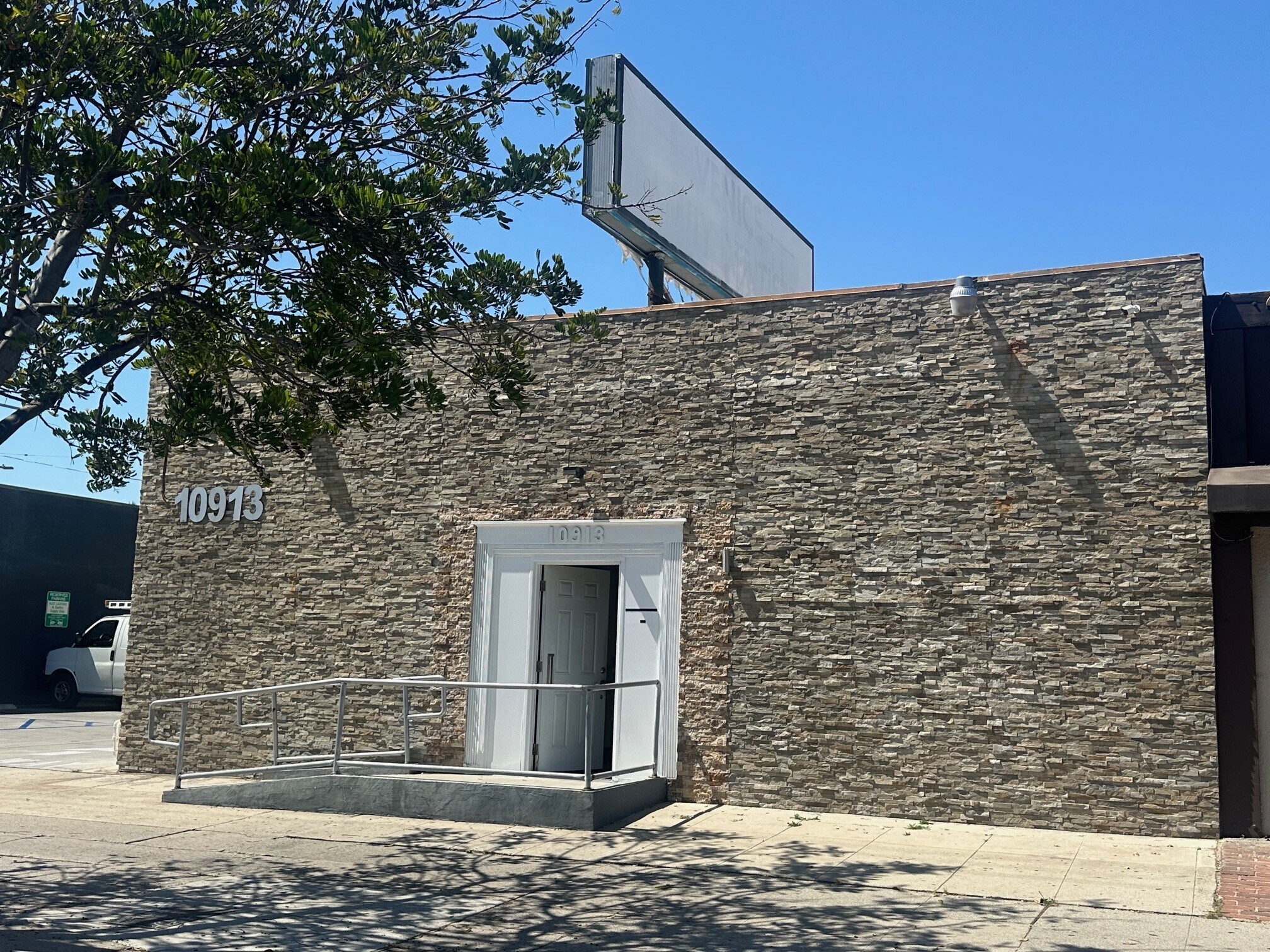 10913 Venice Blvd, Los Angeles, CA à louer Photo de l’immeuble– Image 1 sur 12
