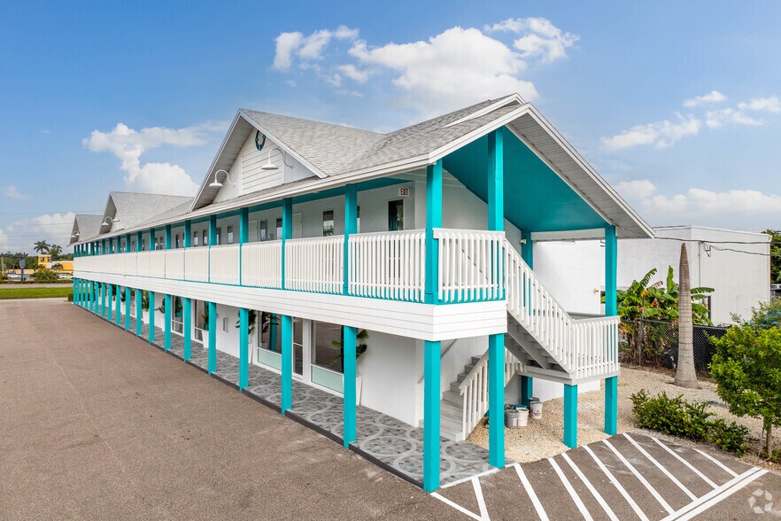 16387 S Tamiami Trl, Fort Myers, FL à louer - Photo de l’immeuble – Image 3 sur 8