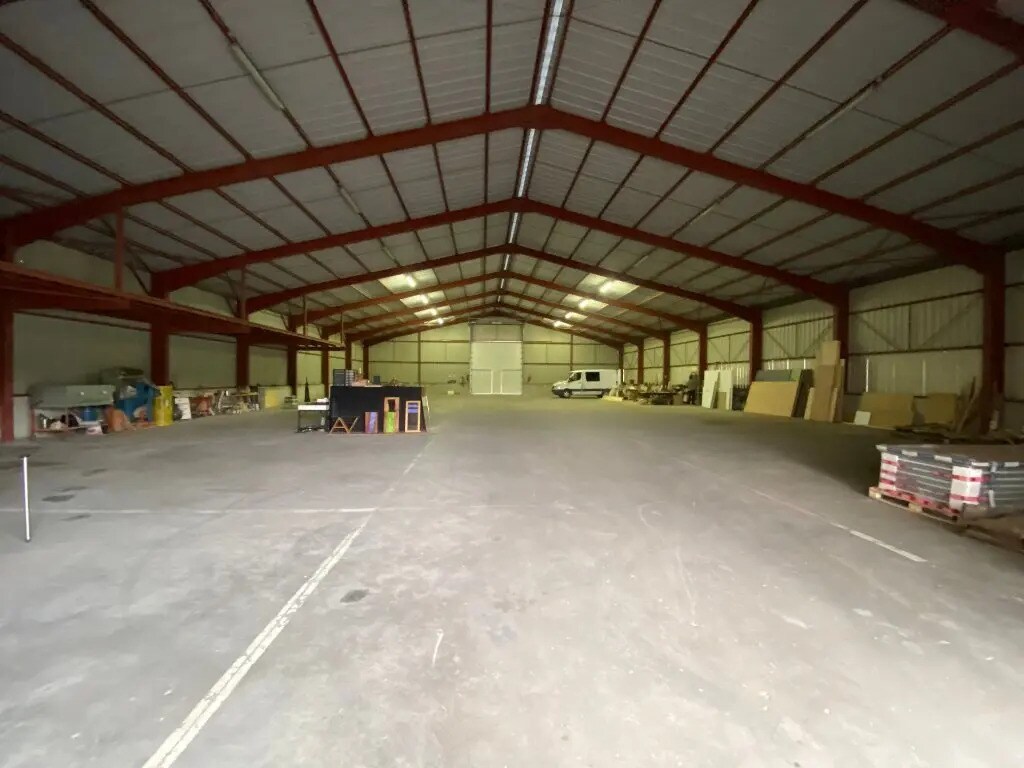 Local d’activités dans L'ABERGEMENT-DE-CUISERY à louer Photo de l’immeuble– Image 1 sur 3