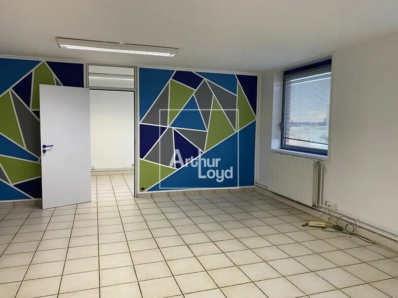 Bureau dans Évry-Courcouronnes à louer - Photo de l’immeuble – Image 3 sur 5