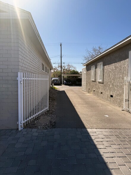 818 E Charleston Blvd, Las Vegas, NV à vendre - Photo de l’immeuble – Image 3 sur 13