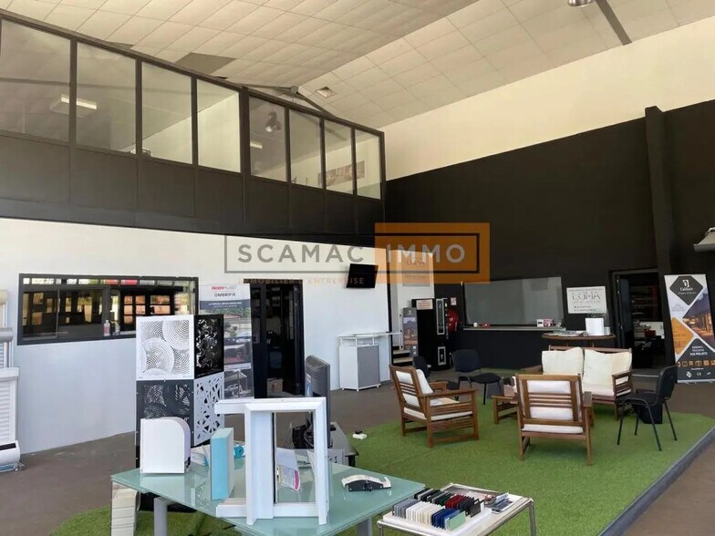 Local d’activités dans Fréjus à louer - Photo de l’immeuble – Image 3 sur 7