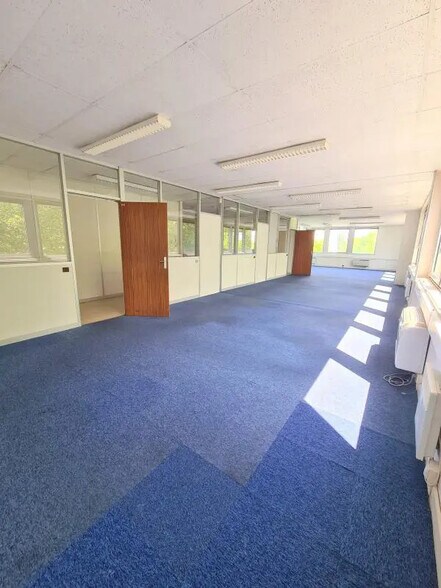 Bureau dans Buc à louer - Photo de l’immeuble – Image 3 sur 11