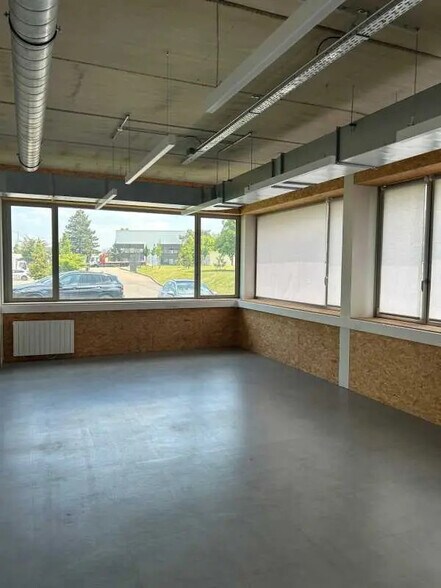Bureau dans Le Petit-Quevilly à louer - Photo de l’immeuble – Image 3 sur 4