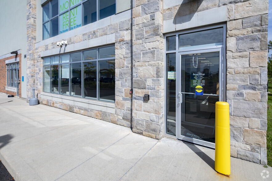 2061 Cornwall Rd, Oakville, ON à louer - Photo de l’immeuble – Image 3 sur 5