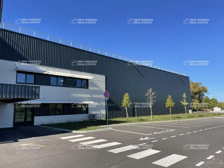 Local d’activités dans Saint-Vincent-de-Paul à louer - Photo de l’immeuble – Image 1 sur 16