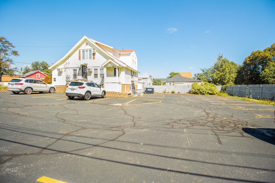 636 Sunderland Rd, Worcester, MA à louer - Photo de l’immeuble – Image 2 sur 31