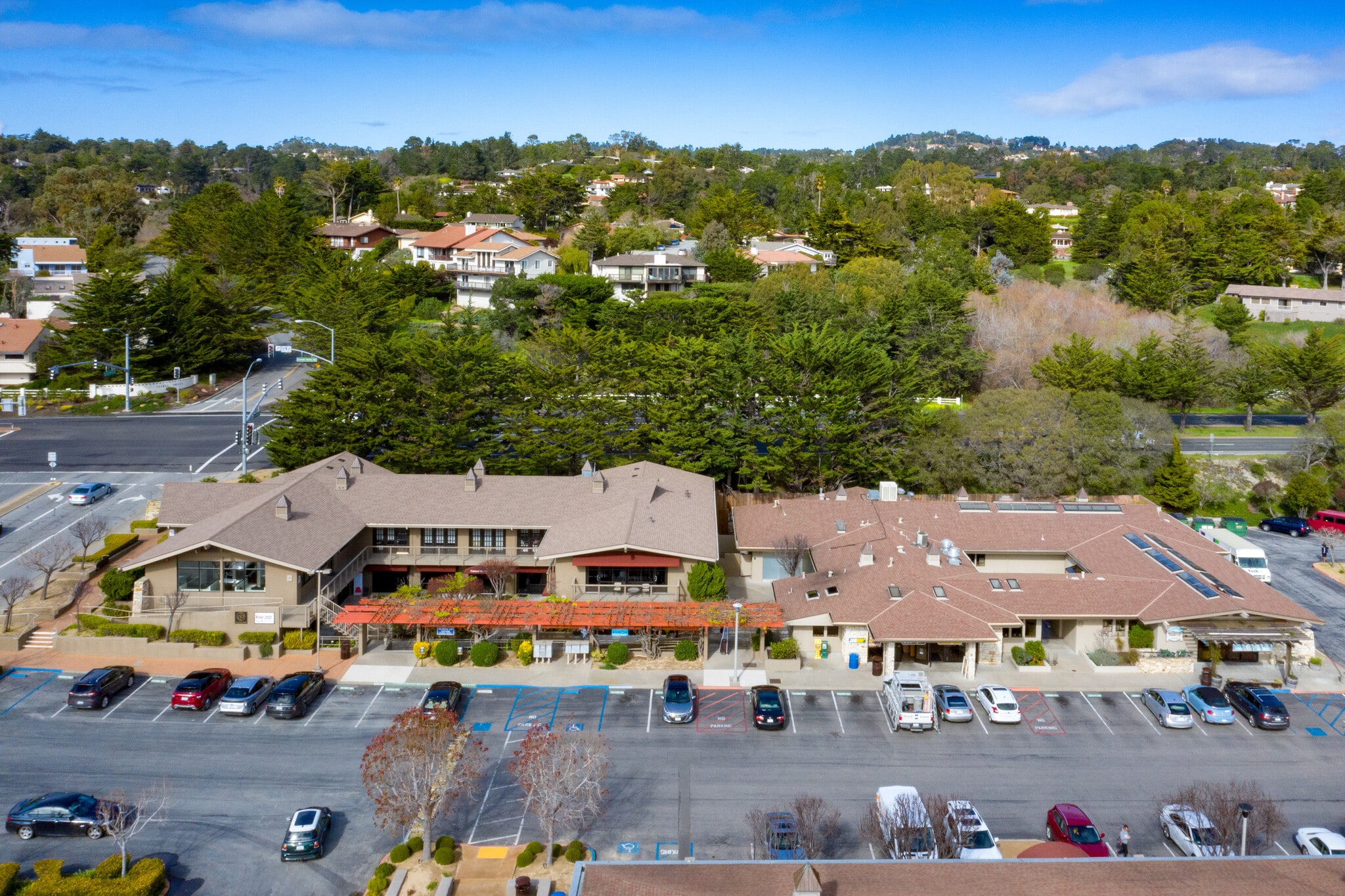 26135 Carmel Rancho Blvd, Carmel, CA à louer Photo principale– Image 1 sur 6