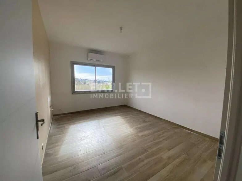 Bureau dans Fréjus à louer - Photo de l’immeuble – Image 3 sur 8