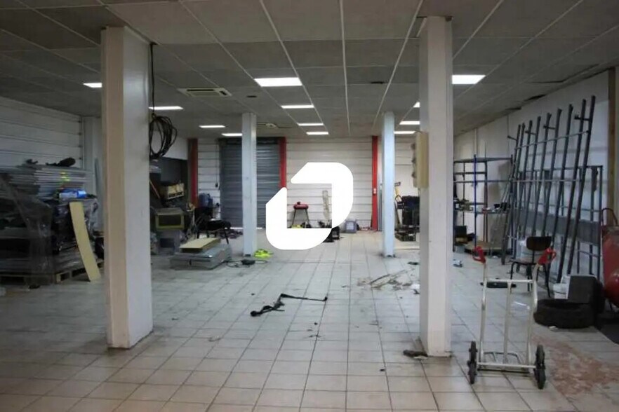 Local d’activités dans Roissy-en-Brie à louer - Photo de l’immeuble – Image 3 sur 7