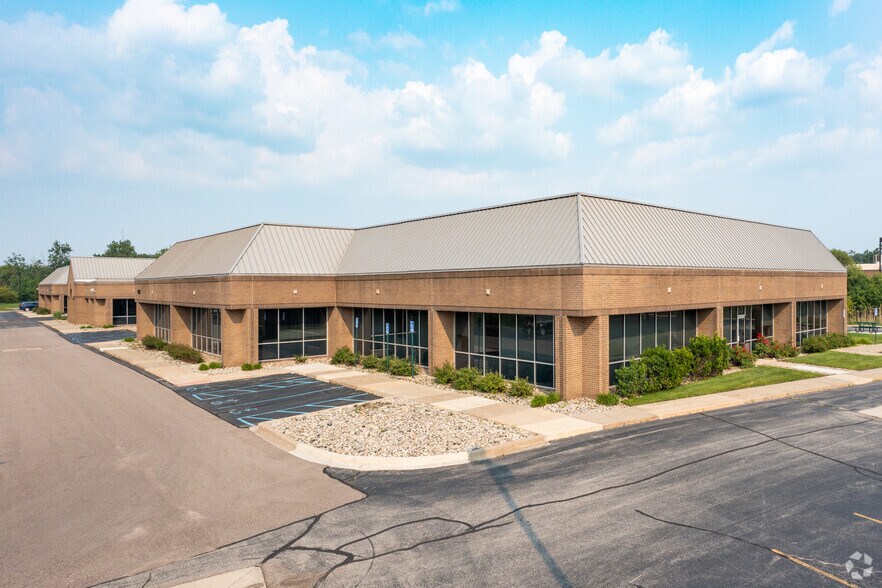 17225 Federal Dr, Allen Park, MI à louer - Photo de l’immeuble – Image 3 sur 7