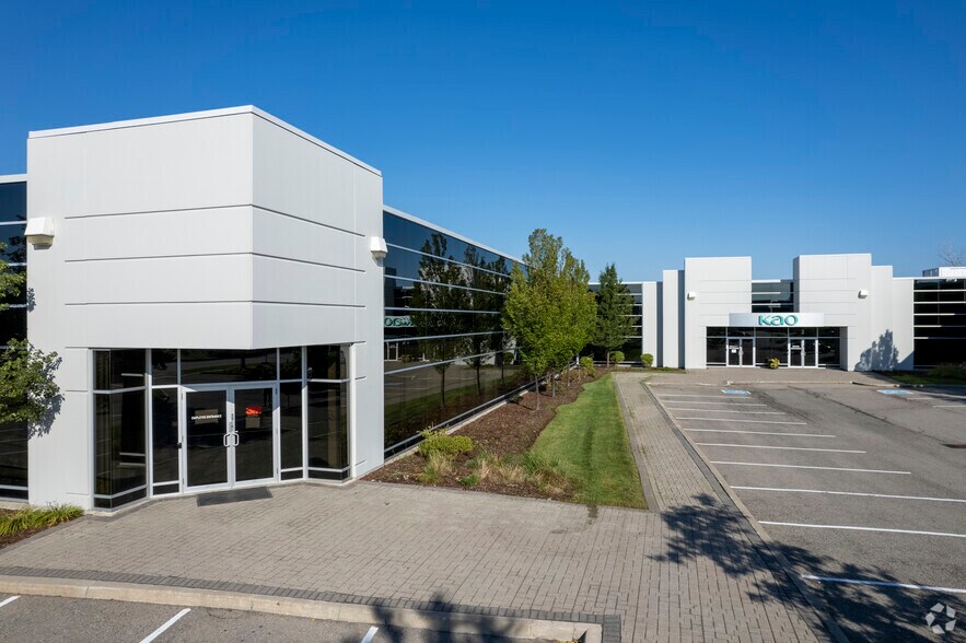 75 Courtneypark Dr W, Mississauga, ON à louer - Photo de l’immeuble – Image 2 sur 7