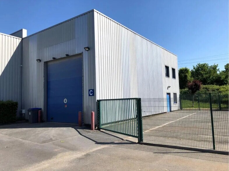 Local d’activités dans Argenteuil à louer - Photo de l’immeuble – Image 3 sur 7