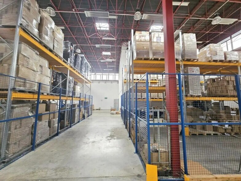 Local d’activités dans Montigny-le-Bretonneux à louer - Photo de l’immeuble – Image 1 sur 15