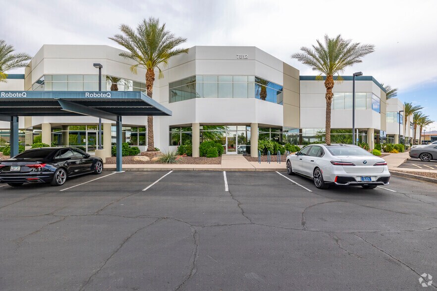 7812 E Acoma Dr, Scottsdale, AZ à louer - Photo de l’immeuble – Image 2 sur 7