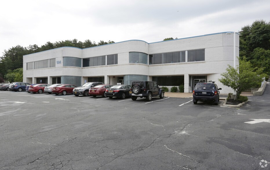 994 Jericho Tpke, Smithtown, NY à louer - Photo de l’immeuble – Image 3 sur 5