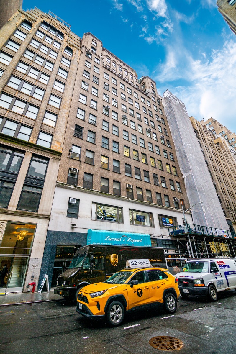 246 W 38th St, New York, NY à louer Photo de l’immeuble– Image 1 sur 15