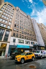 246 W 38th St, New York, NY à louer Photo de l’immeuble– Image 1 sur 15