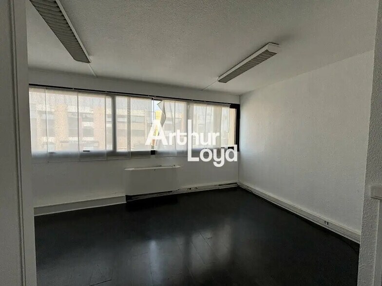Bureau dans Saint-Laurent-du-Var à louer - Photo intérieure – Image 2 sur 4