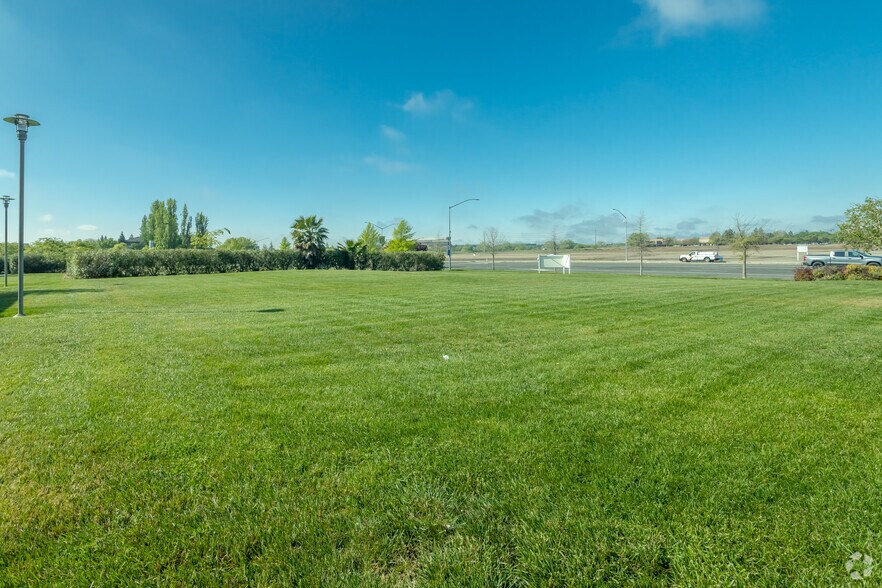 2290 Del Paso Rd, Sacramento, CA à vendre - Photo de l’immeuble – Image 3 sur 7