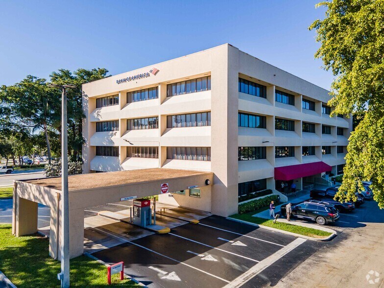 1761 W Hillsboro Blvd, Deerfield Beach, FL à louer - Photo de l’immeuble – Image 1 sur 8