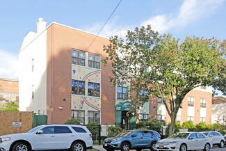 Plus de détails pour 32-20 108TH St, East Elmhurst, NY - Local commercial à vendre
