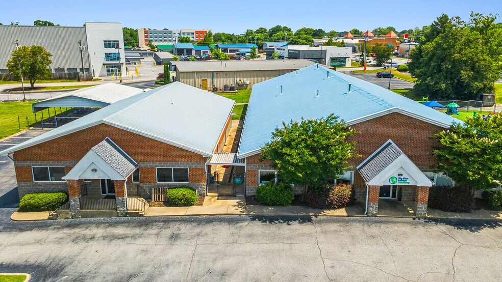 678 Fairview Rd, Simpsonville, SC à vendre - Photo de l’immeuble – Image 2 sur 8