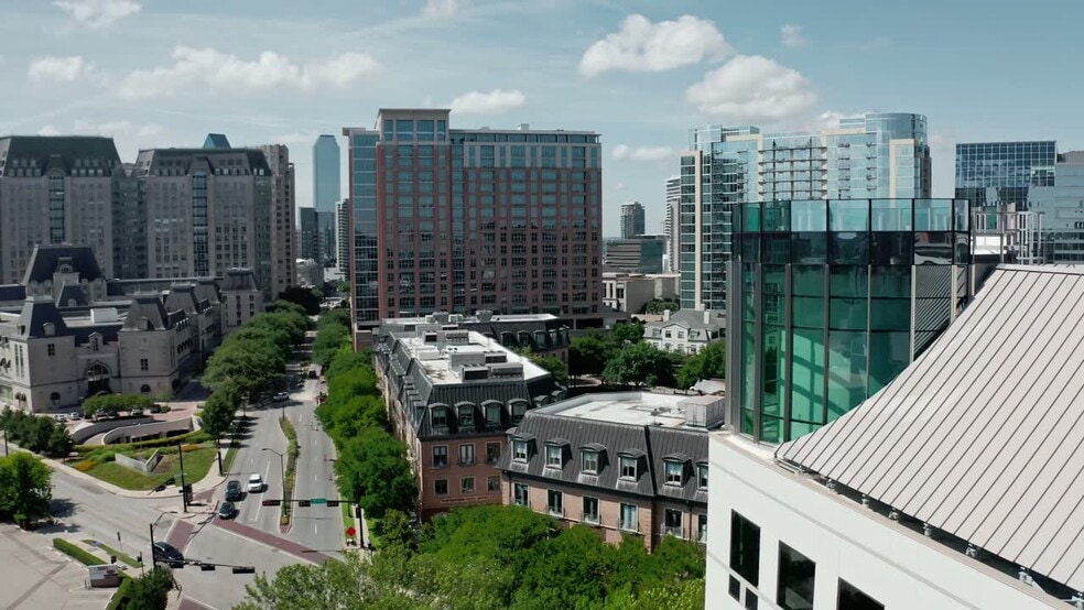 2401 Cedar Springs Rd, Dallas, TX à louer - Vidéo aérienne – Image 2 sur 20