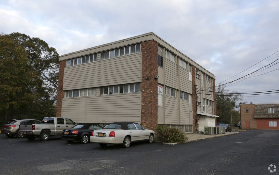 67 Harned Rd, Commack, NY à louer - Photo principale – Image 1 sur 6