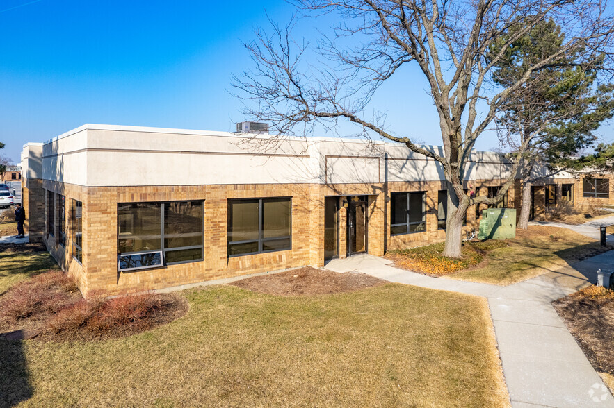 3125 N Wilke Rd, Arlington Heights, IL à vendre - Photo de l’immeuble – Image 3 sur 8