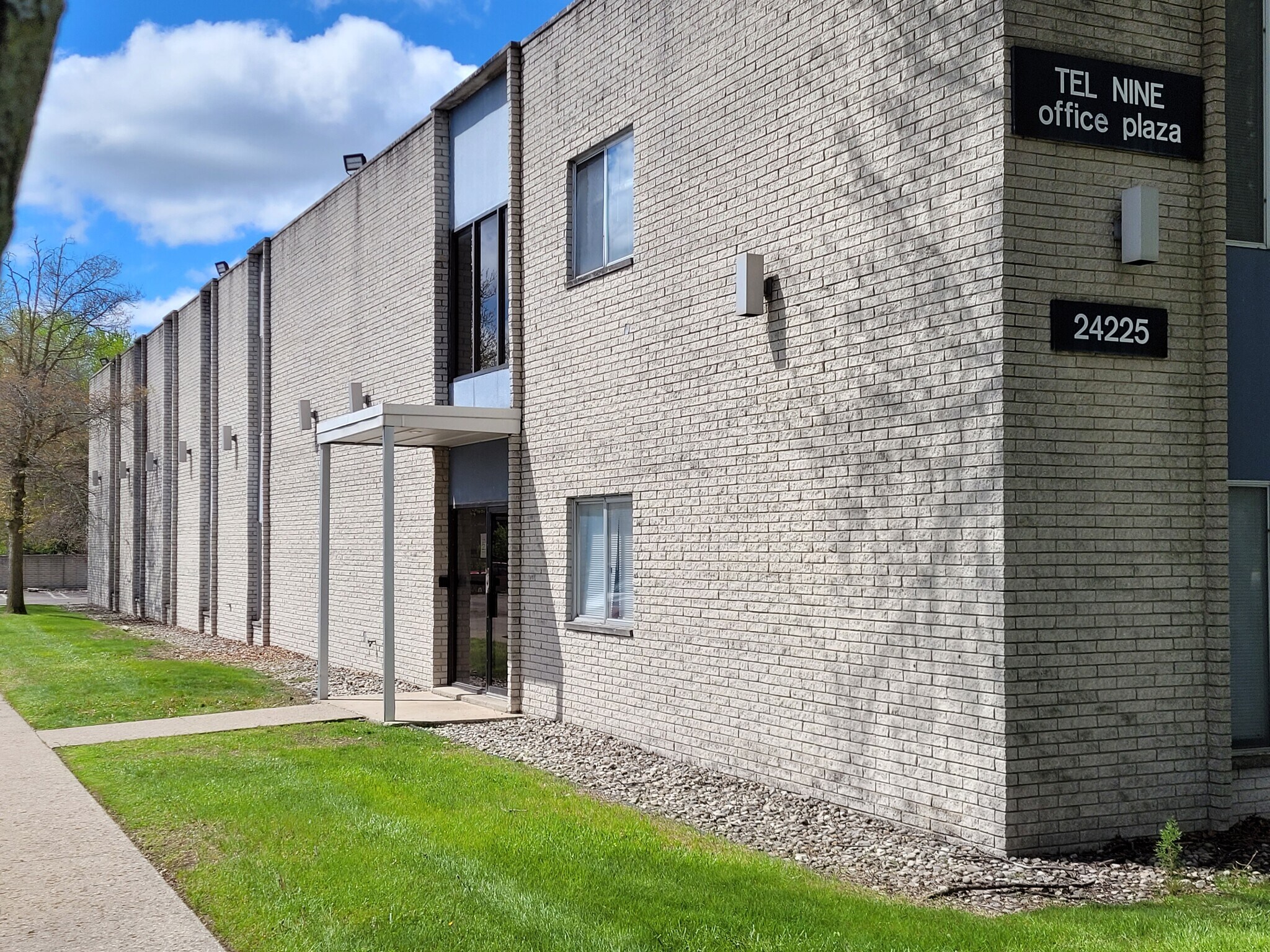 24225 W 9 Mile Rd, Southfield, MI à louer Photo de l’immeuble– Image 1 sur 13