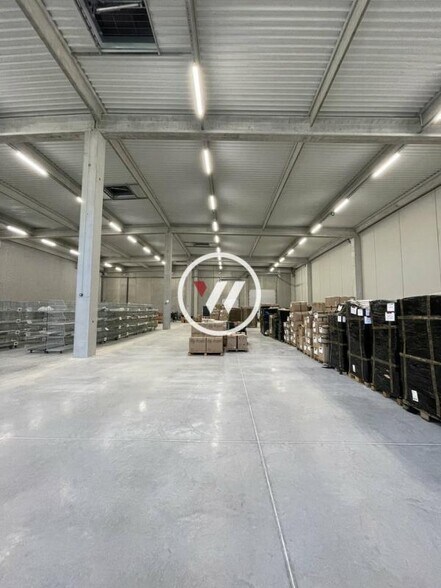 Industriel/Logistique dans Signes à louer - Photo intérieure – Image 2 sur 3